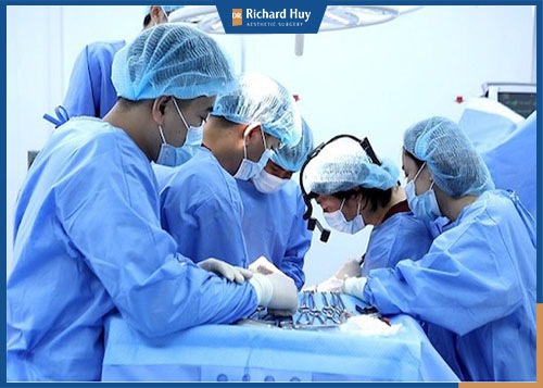 Dr Richard Huy cùng ekip tập trung cao độ cho một ca hút mỡ đùi trong phòng phẫu thuật vô trùng