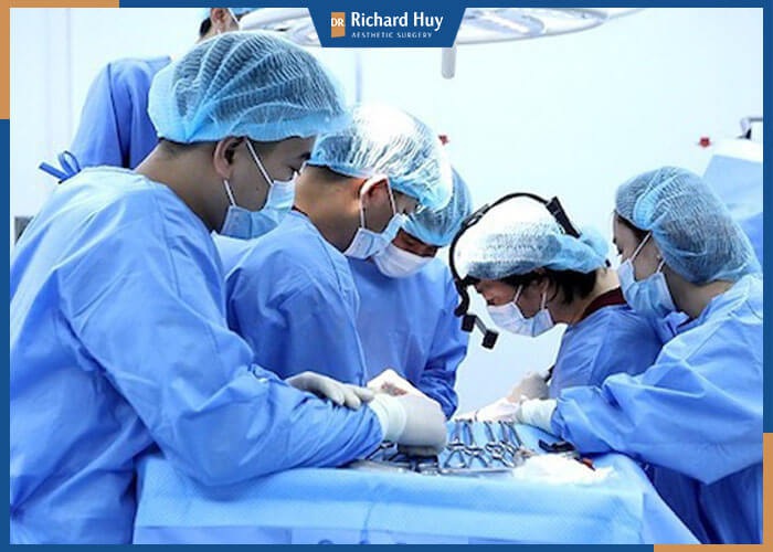 Dr. Richard Huy tiến hành thu nhỏ quầng nhũ hoa cho khách hàng