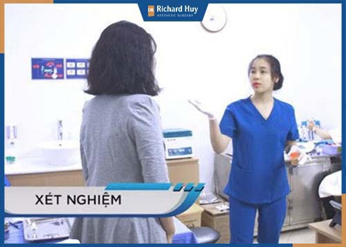 Tiến hành xét nghiệm và tư vấn cho bệnh nhân 