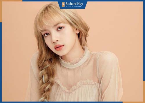 Nữ thần có khuôn mặt xinh đẹp thì phải kể đến Lisa (thành viên của nhóm nhạc Black Pink)