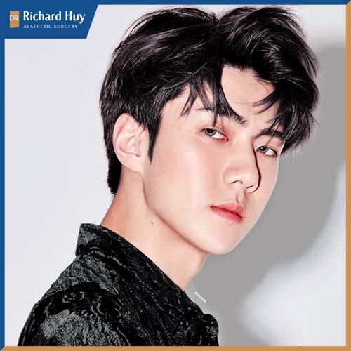 Sehun thuộc nhóm nhạc EXO được xứng tên trong danh sách 100 nam thần này.