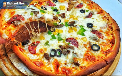 Hạn chế ăn pizza vì có chứa nhiều dầu mỡ