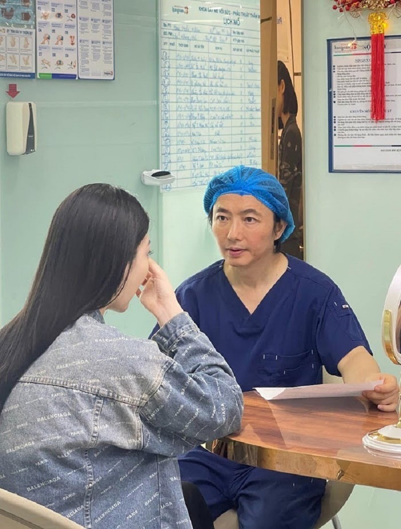 The doctor examines and evaluates the client's eyelid condition