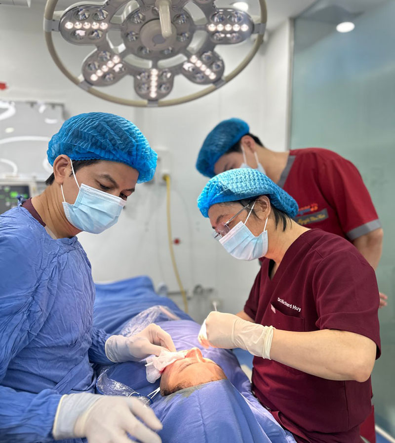 Dr. Richard Huy performing rhinoplasty for a client