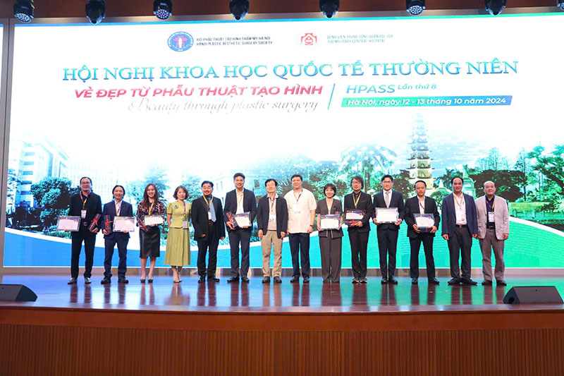 Dr. Richard Huy Takes a Commemorative Photo with Professors and Doctors at the Conference