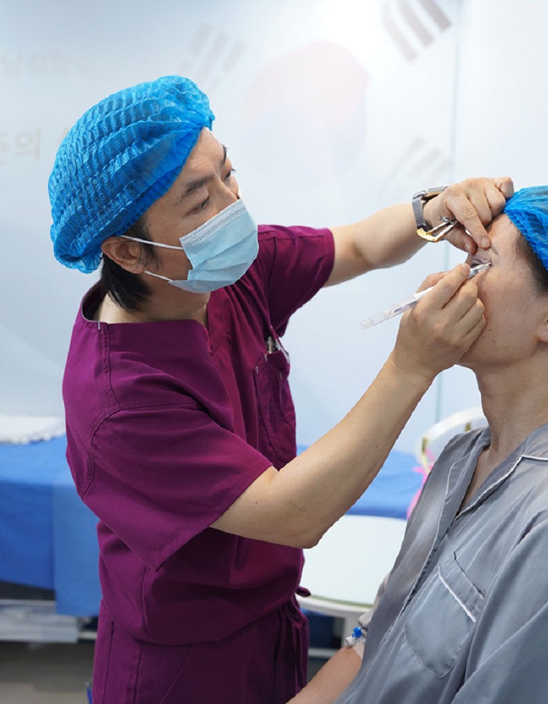 Dr. Richard Huy directly examines, consults and performs surgery for customers.