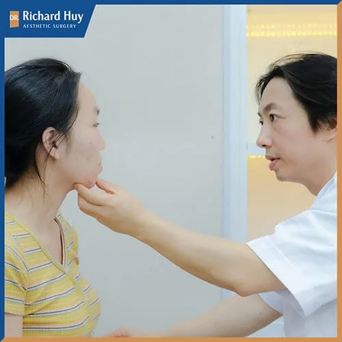 Bác sĩ thăm khám trước phẫu thuật Bác sĩ thăm khám trước phẫu thuật