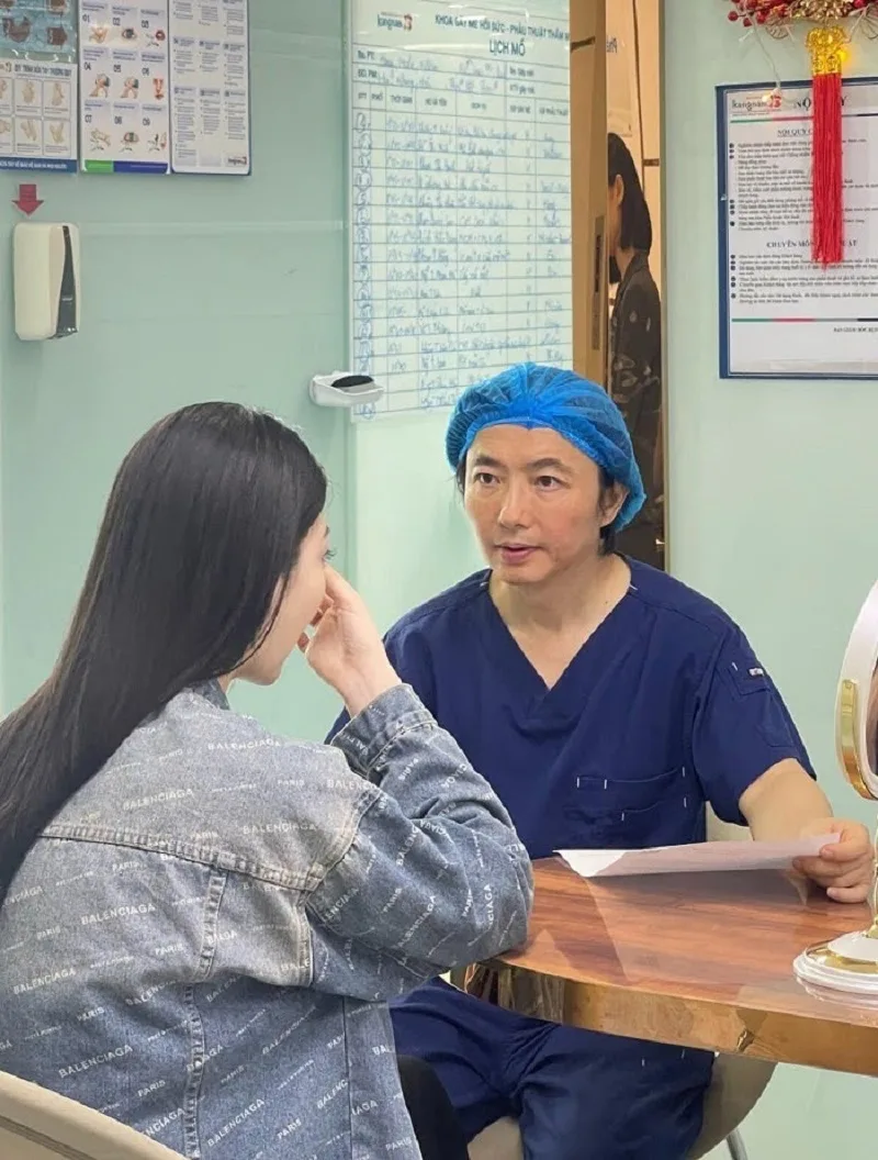 Bác sĩ thăm khám, đánh giá tình trạng mí mắt của khách hàng
