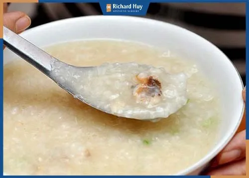 Xay nhuyễn thực phẩm: cháo, súp, khoai lang, sữa, đồ xay,... dễ hấp thụ.