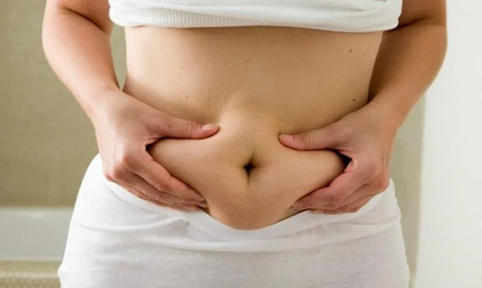 Mỡ bụng tích tụ do chế độ ăn không lành mạnh, ít vận động