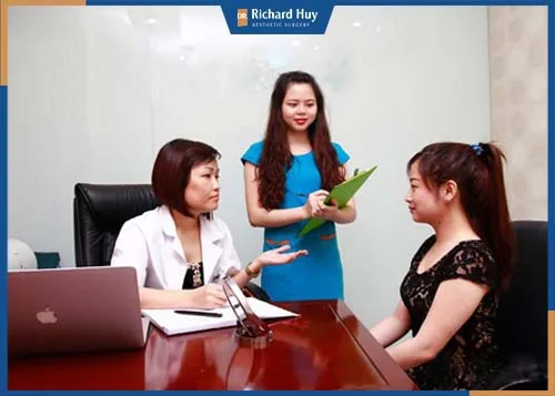 Bác sĩ tiến hành thăm khám và tư vấn cụ thể 