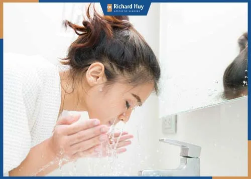 Vệ sinh sạch sẽ đôi mắt thường xuyên Vệ sinh sạch sẽ đôi mắt thường xuyên