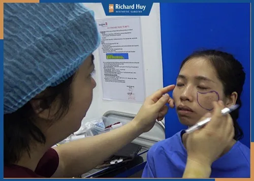 Bác sĩ Richard Huy thăm khám trực tiếp Phan Thị May Bác sĩ Richard Huy thăm khám trực tiếp Phan Thị May