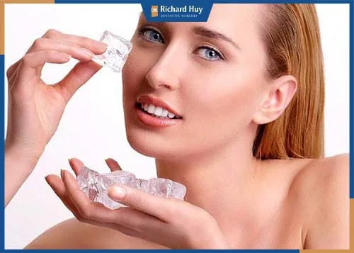 Nếu mí mắt bị sưng có thể dùng đá lạnh chườm giảm đau Nếu mí mắt bị sưng có thể dùng đá lạnh chườm giảm đau