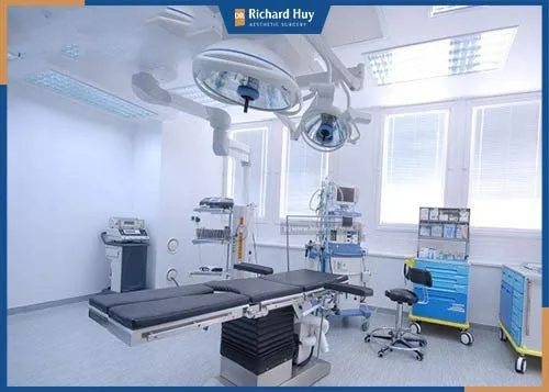 Căng da mặt nội soi có kỹ thuật phức tạp đòi hỏi người bác sĩ phải có kinh nghiệm nhiều năm trong nghề cùng công nghệ nội soi hiện đại Căng da mặt nội soi có kỹ thuật phức tạp đòi hỏi người bác sĩ phải có kinh nghiệm nhiều năm trong nghề cùng công nghệ nội soi hiện đại