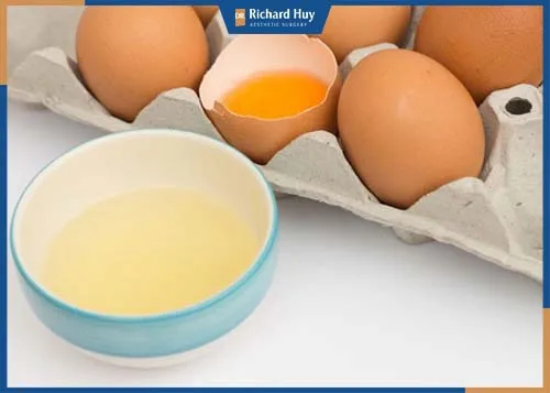 Lòng trắng có lượng vitamin E dồi dào giúp se khít lỗ chân lông hiệu quả. Lòng trắng có lượng vitamin E dồi dào giúp se khít lỗ chân lông hiệu quả.