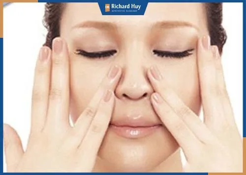 Sử dụng ngón trỏ và ngón giữa xoa nhẹ từ hai bên cánh mũi hướng lên sống mũi.