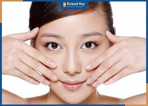 Massage da mặt đẩy nhanh tuần hoàn máu Massage da mặt đẩy nhanh tuần hoàn máu