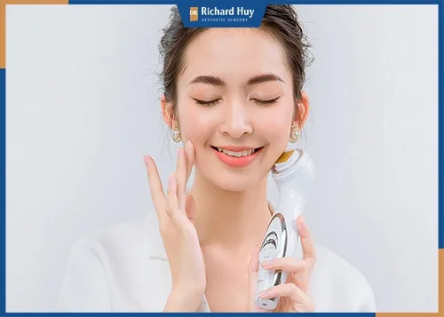 Máy massage nâng cơ mặt giá bao nhiêu?