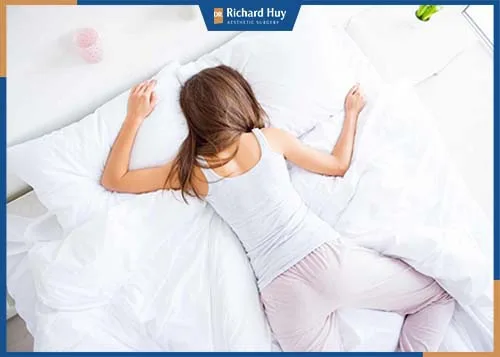 Tránh nằm úp, sai tư thế ảnh hưởng tới dáng cằm 
