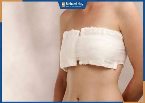 Ngực phải đeo băng sau quá trình phẫu thuật cắt bỏ tuyến vú