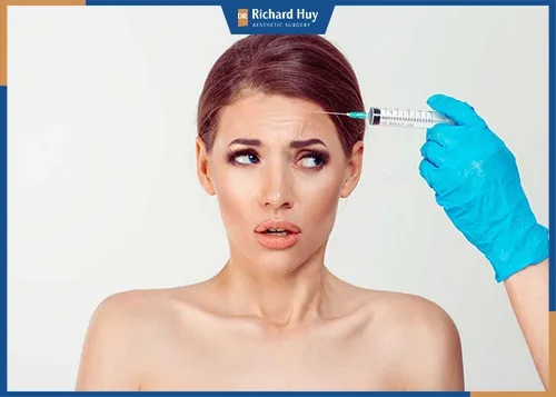 Tiêm botox loại bỏ nếp nhăn trên trán là phương pháp làm đẹp phổ biến