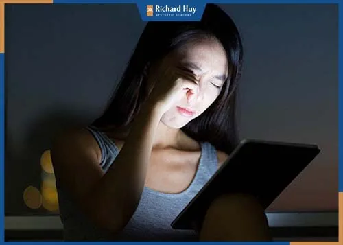 Đôi mắt không được nghỉ ngơi điều này không những làm mỏi mắt, lão hóa nhanh ngoài ra còn gây tổn thương võng mạc ảnh hưởng đến thị lực. 