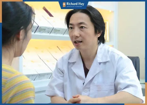 Bác sĩ đang trao đổi và tư vẫn với khách hàng Bác sĩ đang trao đổi và tư vấn với khách hàng