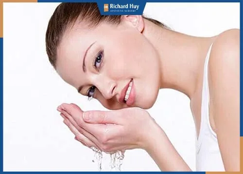 Vệ sinh vết thương bằng nước muối, không sử dụng nước hoặc tay trực tiếp vào vết thương. Vệ sinh vết thương bằng nước muối, không sử dụng nước hoặc tay trực tiếp vào vết thương.