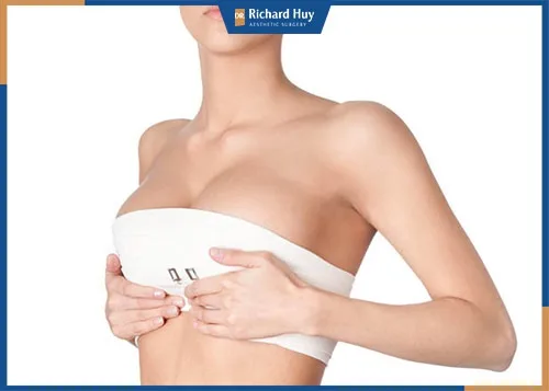 Sở hữu vòng 1 căng tròn, cân đối sau khi thẩm mỹ