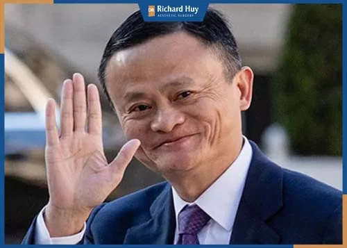 Những người có nếp nhăn "Râu rồng" thường có khả năng quản trị, có uy quyền trong công việc và cuộc sống.