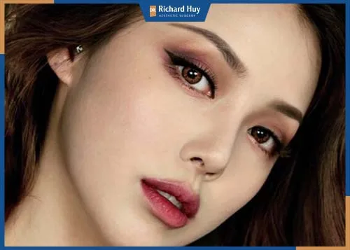 Chân mày vòng cung có phần tỉa đuôi uốn nhọn là gợi ý lý tưởng dành cho gương mặt này Chân mày vòng cung có phần tỉa đuôi uốn nhọn là gợi ý lý tưởng dành cho gương mặt này