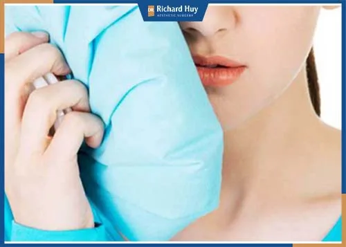 Chườm đá lạnh giúp giảm đau hiệu quả Chườm đá lạnh giúp giảm đau hiệu quả