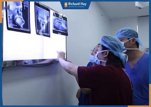 Các bác sĩ xác định vị trí xương cần can thiệp sau khi chụp qua máy CT 