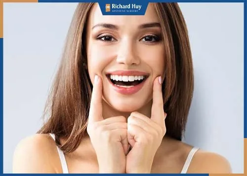 Hạn chế cười, nói to và chuyển động cơ miệng, làm ảnh hưởng tới dáng cằm.