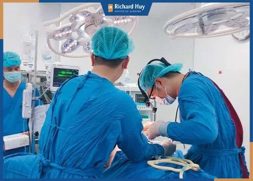 Gọt trán là phương pháp sử dụng kỹ thuật cao tác động và điều chỉnh hạ xương trán Gọt trán là phương pháp sử dụng kỹ thuật cao tác động và điều chỉnh hạ xương trán