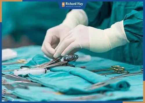 Phẫu thuật giá rẻ gây ra hậu quả nặng nề, tiền mất tật mang Phẫu thuật giá rẻ gây ra hậu quả nặng nề, tiền mất tật mang