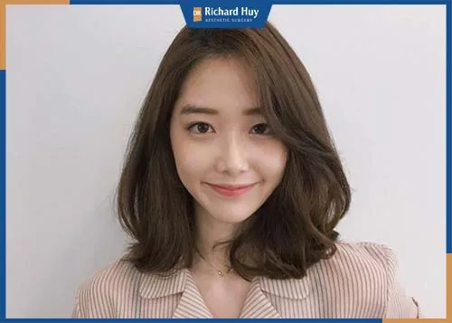 Để phần mái dài giúp thu nhỏ kích thước gương mặt đồng thời "giấu" 1 phần trán Để phần mái dài giúp thu nhỏ kích thước gương mặt đồng thời "giấu" 1 phần trán