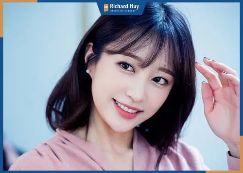 Tóc mái thưa che khéo léo trán vùng trán rộng Tóc mái thưa che khéo léo trán vùng trán rộng