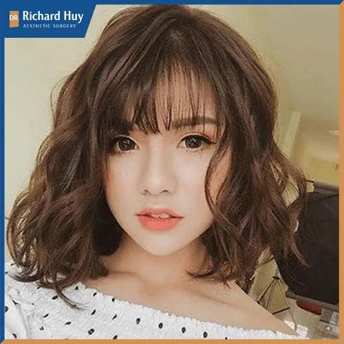 Kiểu tóc xoăn đặc biệt này tạo hiệu ứng bồng bềnh và tăng độ dày cho mái tóc. Kiểu tóc xoăn đặc biệt này tạo hiệu ứng bồng bềnh và tăng độ dày cho mái tóc.