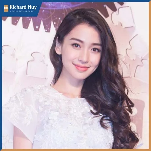 Phần mái lệch dài giúp phần trán được thu nhỏ, gương trở nên thanh thoát hơn. Phần mái lệch dài giúp phần trán được thu nhỏ, gương trở nên thanh thoát hơn.