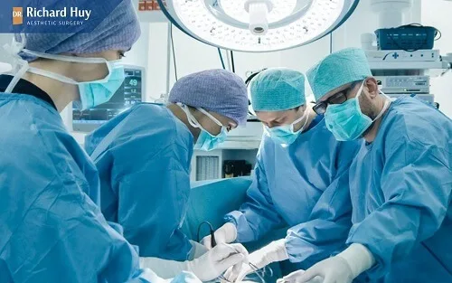 Bác sĩ thực hiện có tay nghề kỹ thuật cao