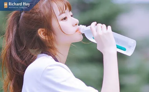 Bổ sung nhiều nước giúp cằm bớt sưng Bổ sung nhiều nước giúp cằm bớt sưng