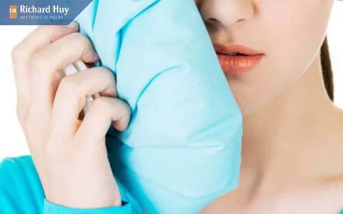 Sau khi tiêm filler, đắp túi trà lên da để giảm sưng Sau khi tiêm filler, đắp túi trà lên da để giảm sưng