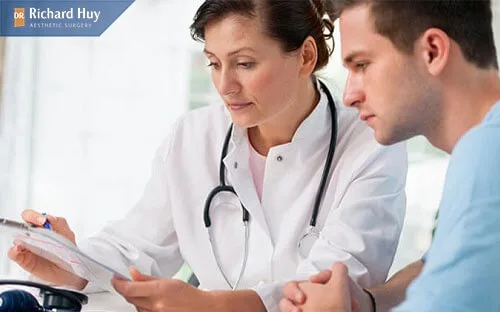 Bác sĩ thăm khám sức khỏe trước khi thực hiện