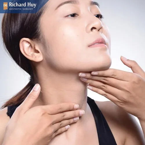 Tránh massage tại vùng da cằm vừa tiêm Tránh massage tại vùng da cằm vừa tiêm