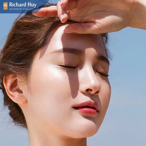 Khi mới tiêm xong hạn chế việc tiếp xúc với ánh nắng mặt trời Khi mới tiêm xong hạn chế việc tiếp xúc với ánh nắng mặt trời