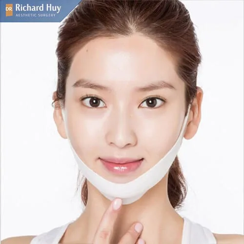 Bạn cần quấn băng đai theo chỉ dẫn của bác sĩ để tránh làm lệch dáng cằm. 