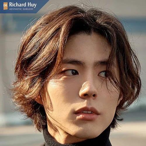 Tóc rẽ ngôi xoăn nhẹ Tóc rẽ ngôi xoăn nhẹ