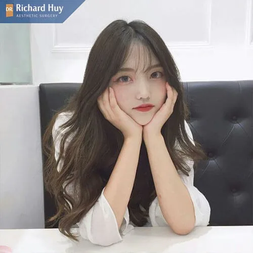 Tóc xoăn nhẹ cùng mái thưa Tóc xoăn nhẹ cùng mái thưa